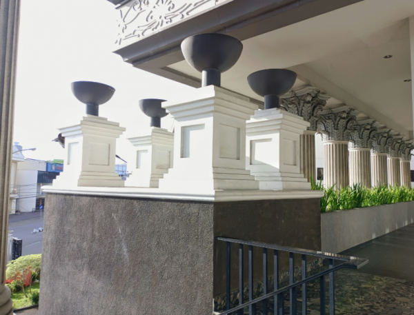 Pagar batu bata dengan aksen pilar marmernya